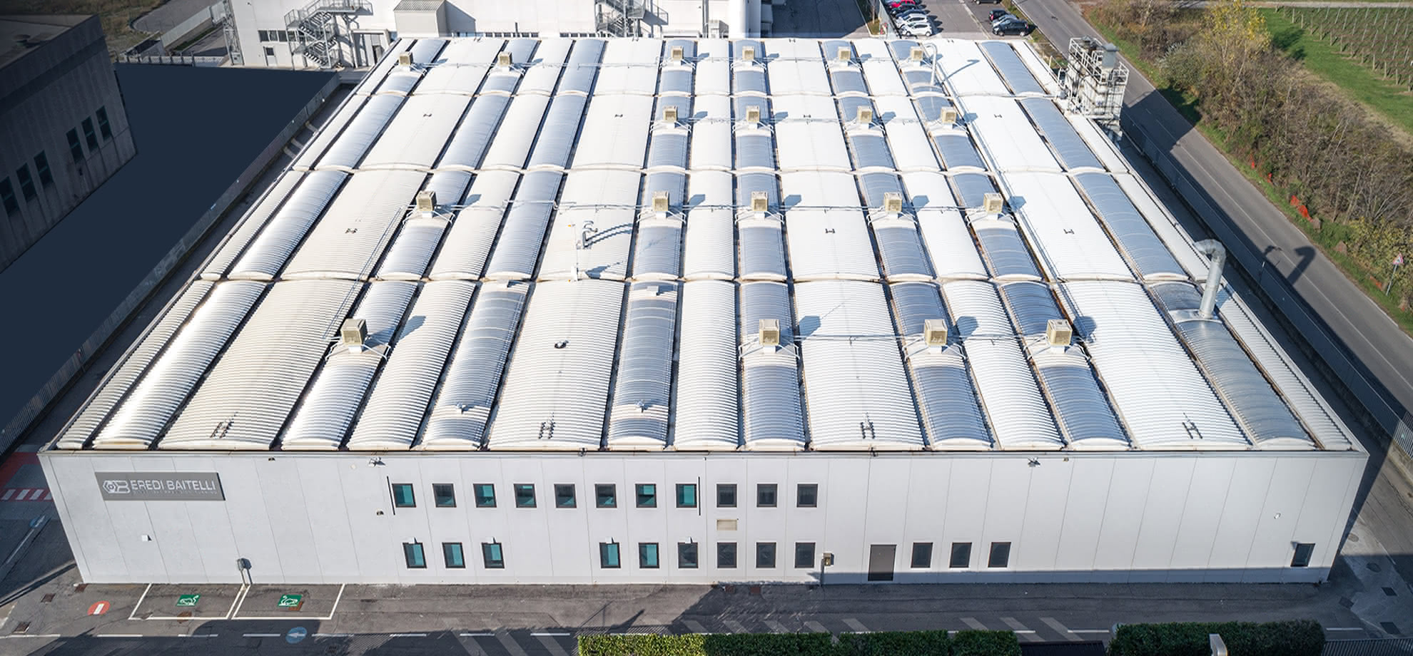 Vista aerea dello stabilimento produttivo Eredi Baitelli, tetto a shed con lucernari a elevata efficienza energetica.