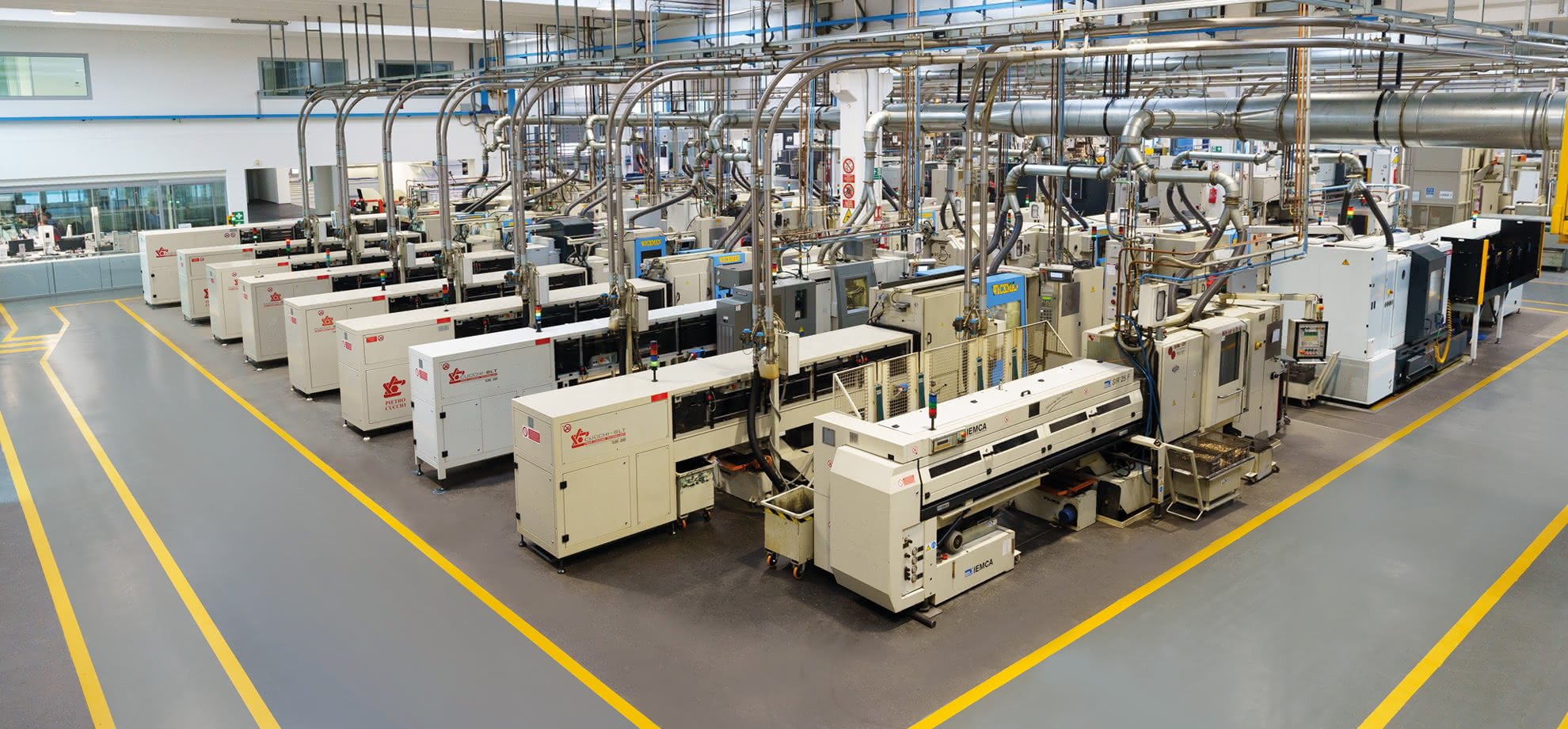 Panoramica dell’area macchine Eredi Baitelli con torni CNC allineati e sistema di aspirazione centralizzato.