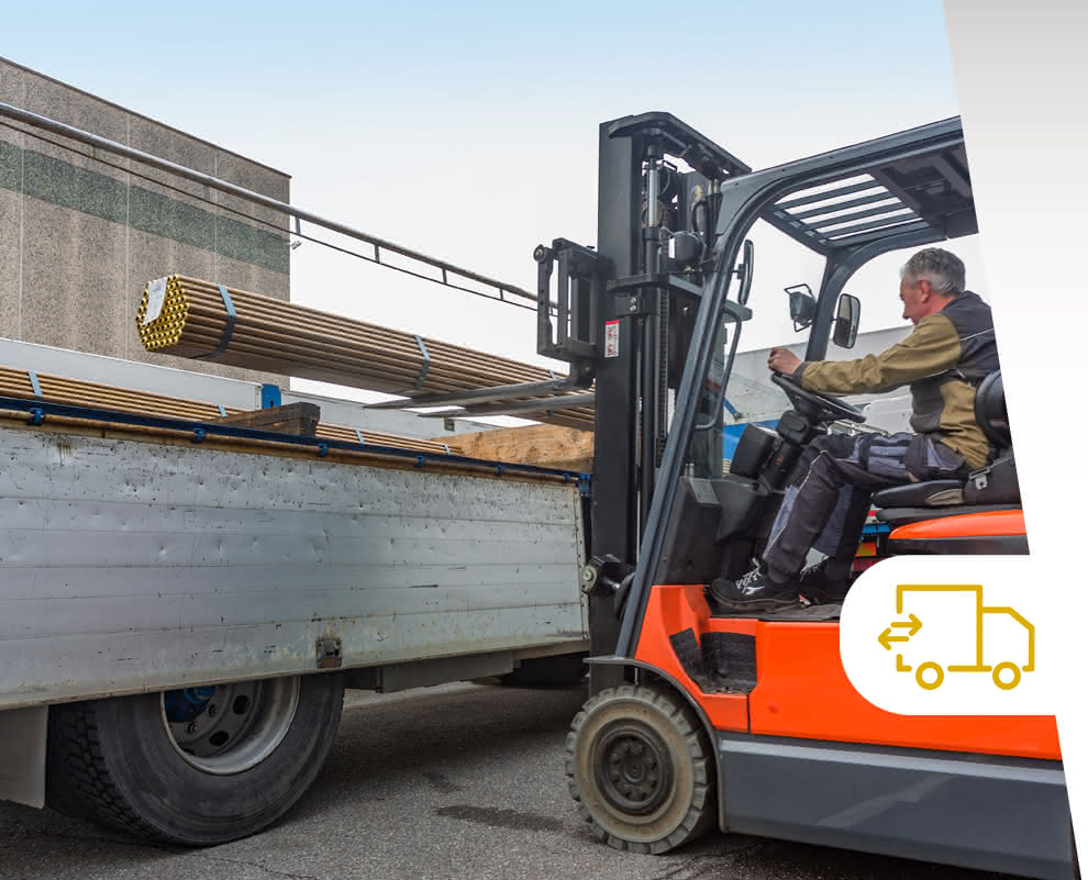 Gestione automatizzata degli ordini in torneria: carico barre in ottone su camion per spedizioni rapide in 48 ore.