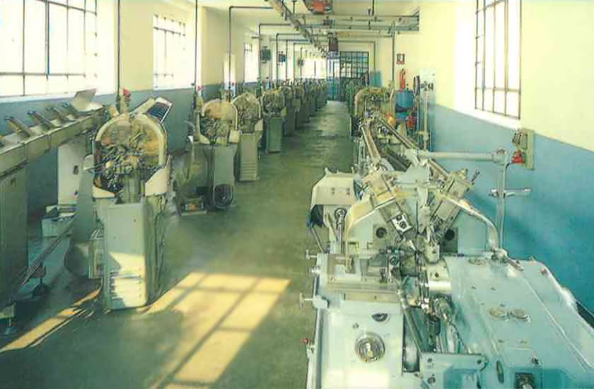 Veduta interna dello stabilimento Eredi Baitelli nel 1959, con una fila ordinata di torni automatici in funzione.