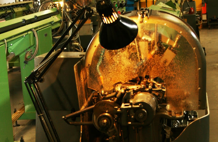 Dettaglio di tornio automatico in funzione presso Eredi Baitelli nel 1968, periodo di passaggio generazionale.