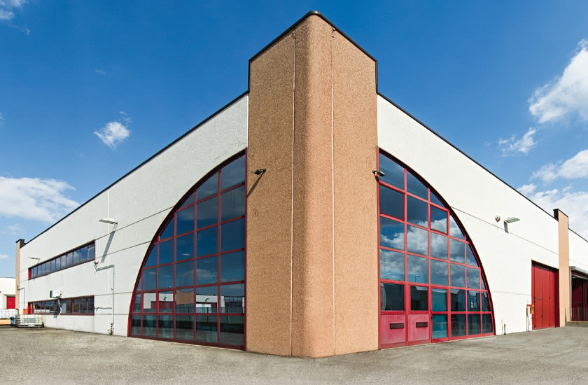 Vista esterna della filiale Eredi Baitelli inaugurata a Rovato nel 2004, edificio moderno con grandi vetrate.