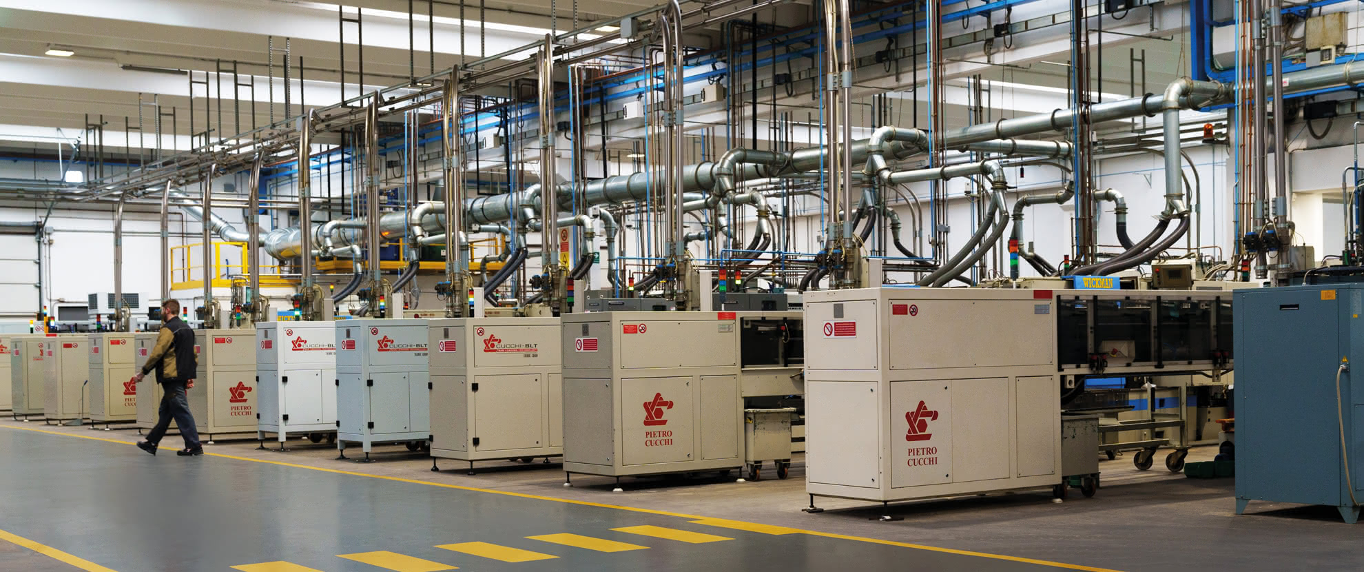 Linea di torni plurimandrino automatici Pietro Cucchi nel reparto produttivo Eredi Baitelli, con impianti centralizzati di aspirazione e gestione trucioli.