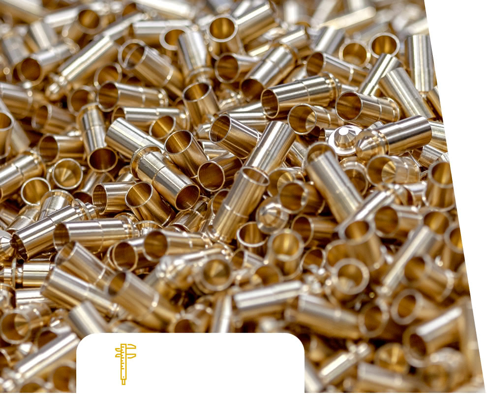 Visualizzazione di numerose boccole e spine tornite in ottone, ordinate in pile uniformi e pronte per le ispezioni con strumenti di precisione nella sala metrologica, a garanzia del rispetto dei requisiti dimensionali, geometrici e superficiali previsti dagli standard di qualità.