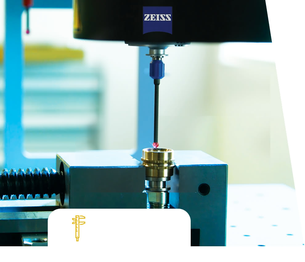 Macchina tridimensionale/ottica ZEISS O‑Inspect con sonda di misura che verifica un anello in ottone nella sala metrologica.