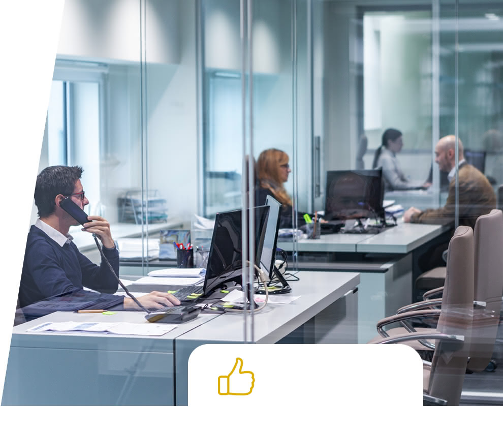 Ufficio commerciale e tecnico nella nostra sede: supporto al cliente per soluzioni su misura e massima puntualità di consegna.